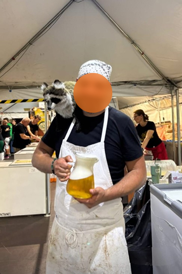 Un volontario della festa di Sant'Antonio con la nostra mascotte sulle spalle